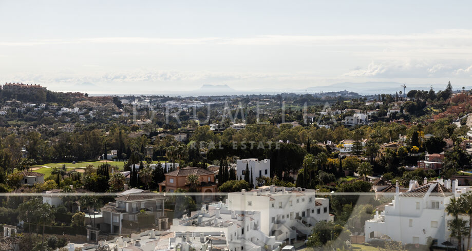 Appartement élégant avec vue panoramique sur la mer à Nueva Andalucía.