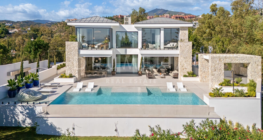 Contemporary Villa with Panoramic Views in La Quinta, Marbella