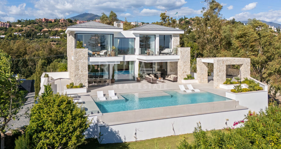 Contemporary Villa with Panoramic Views in La Quinta, Marbella