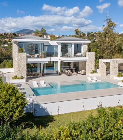 Contemporary Villa with Panoramic Views in La Quinta, Marbella