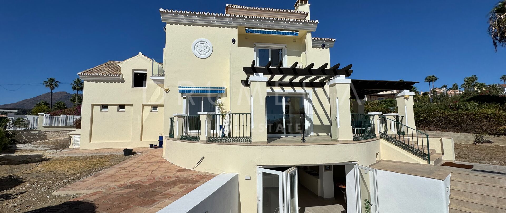 Family Home with Large Plot and Panoramic Views