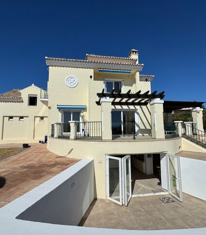 Family Home with Large Plot and Panoramic Views