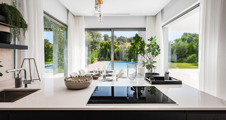 Elegant Contemporary Villa in El Paraíso, Estepona East