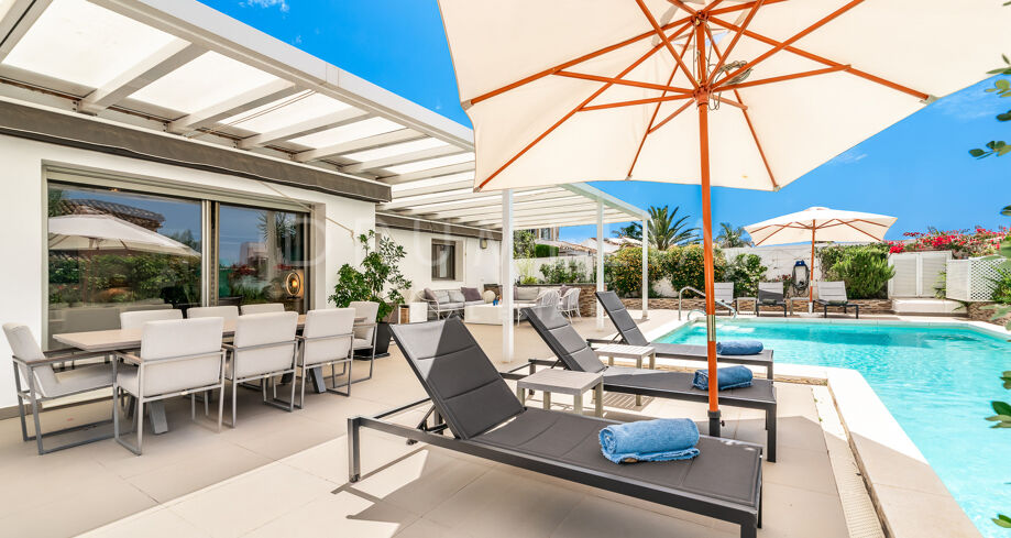 Villa moderne rénovée près de la plage à Las Chapas Playa