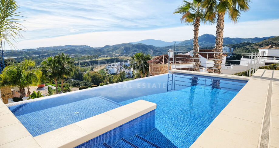 Современная новая вилла с видом на горы в Бенахависе.