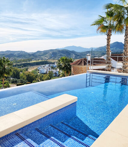 Moderne Neubauvilla mit Bergblick in Benahavís.