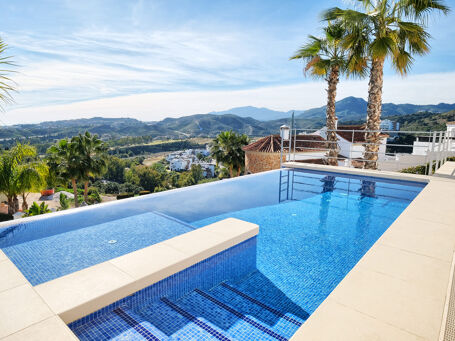 Modern newly built villa with mountain views in Benahavís.