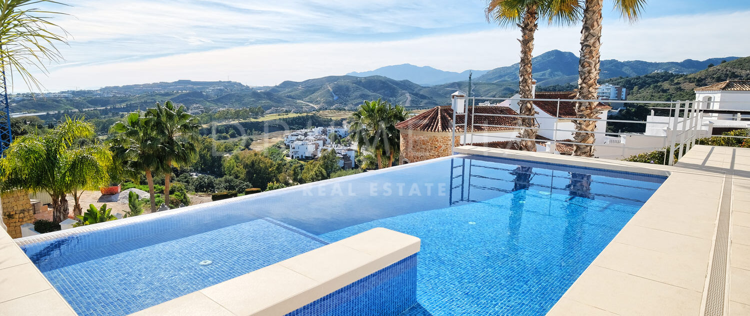 Villa moderna de nueva construcción con vistas a la montaña en Benahavis.