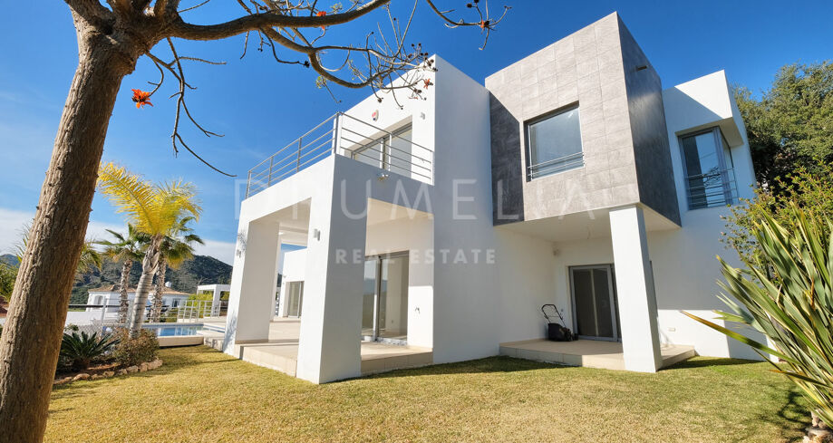 Современная новая вилла с видом на горы в Бенахависе.