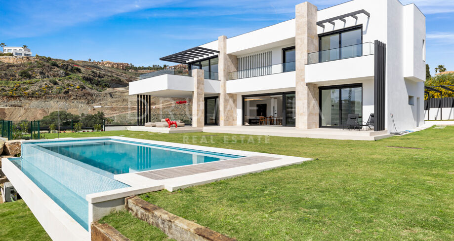 Contemporary newly built villa in La Alquería, Benahavís