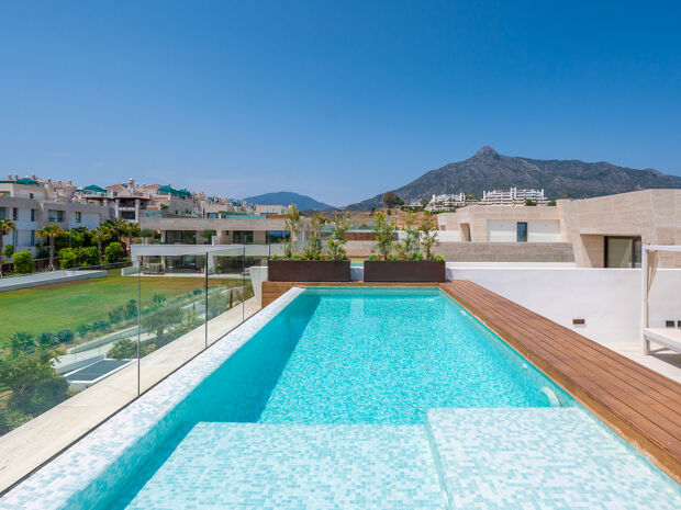 Modern penthouse met zeezicht in Marbella Golden Mile