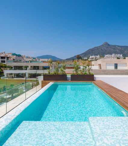 Ático moderno con vistas al mar en Marbella Golden Mile