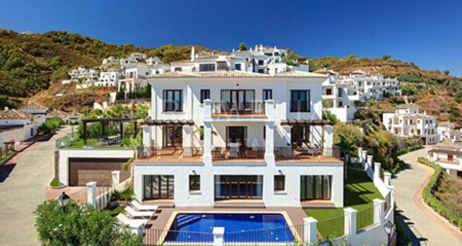 Spacious Villa in 24h Gated Community with Panoramic Sea & Mountain Views