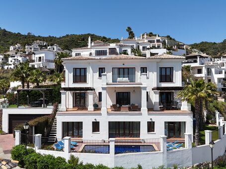 Spacious Villa in 24h Gated Community with Panoramic Sea & Mountain Views