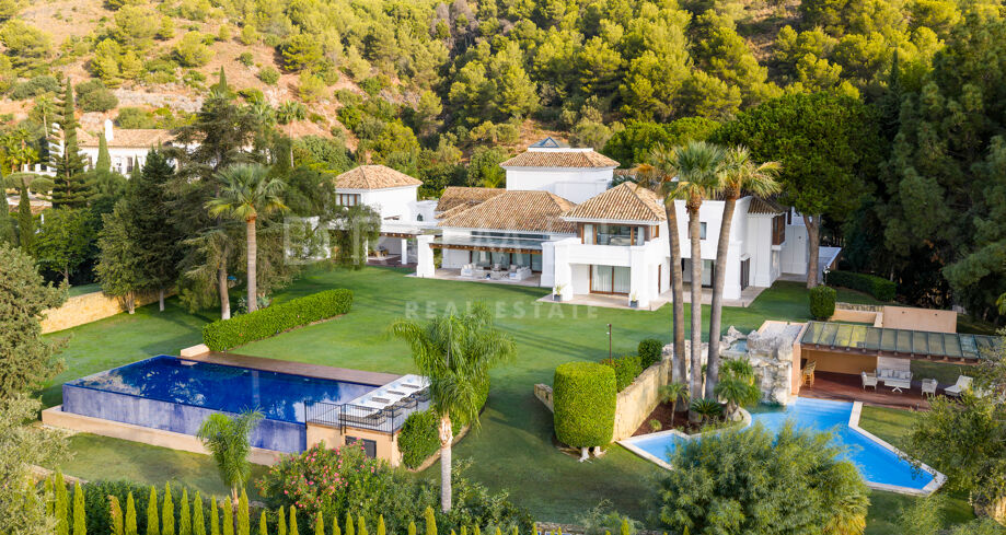Mediterranean-Style Villa in Cascada de Camoján with Panoramic Sea Views