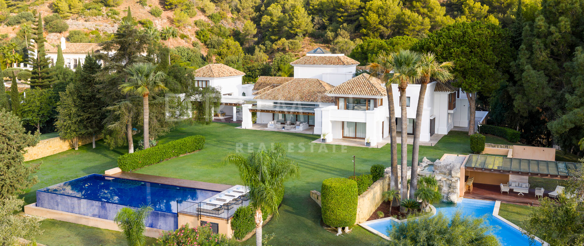 Mediterranean-Style Villa in Cascada de Camoján with Panoramic Sea Views