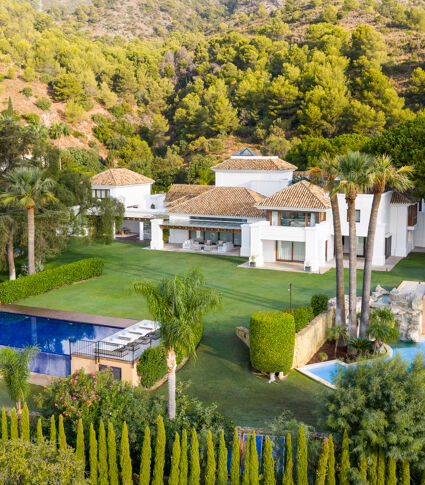Mediterranean-Style Villa in Cascada de Camoján with Panoramic Sea Views