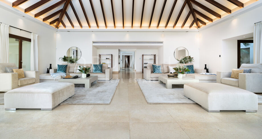 Mediterranean-Style Villa in Cascada de Camoján with Panoramic Sea Views