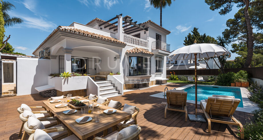 Elegant 6-Bedroom Villa in Altos del Rodeo Nueva Andalucia