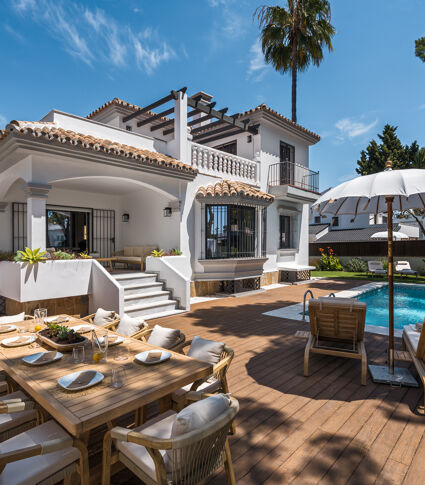 Elegant 6-Bedroom Villa in Altos del Rodeo Nueva Andalucia