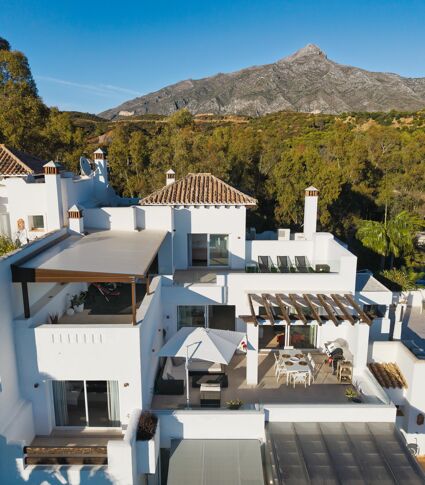 Elegant Dubbletvånings Takvåning med Panoramautsikt i Aloha, Marbella