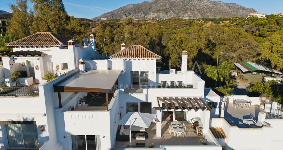 Elegant Dubbletvånings Takvåning med Panoramautsikt i Aloha, Marbella