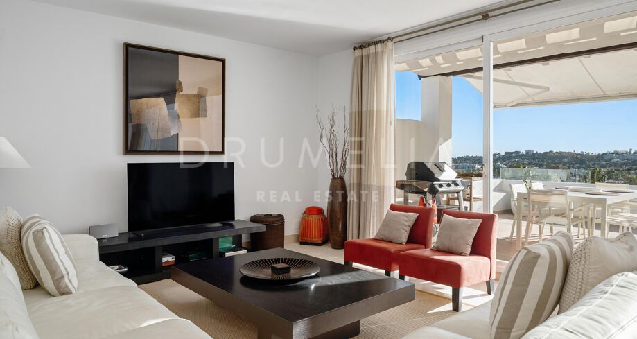 Elegant Dubbletvånings Takvåning med Panoramautsikt i Aloha, Marbella