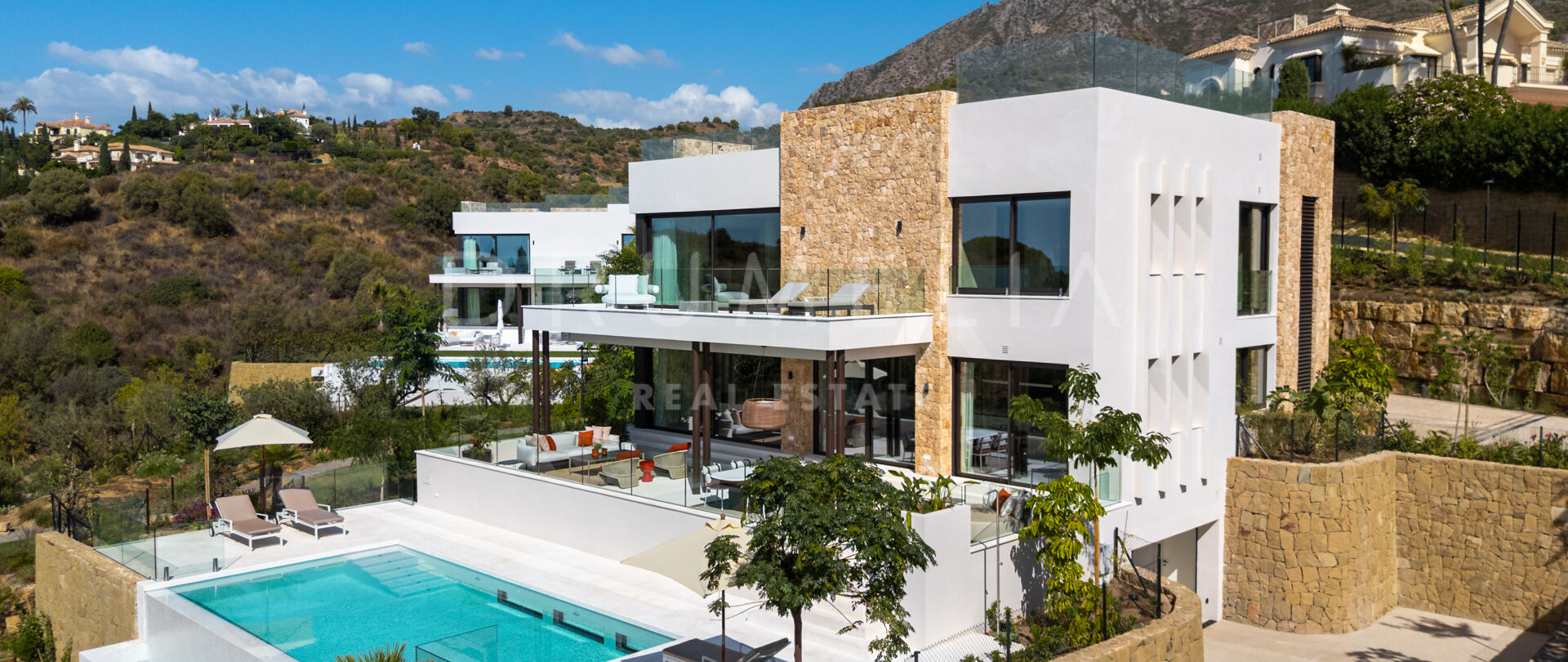 Moderne villa med havutsikt i Marbella Hill Club, Marbella
