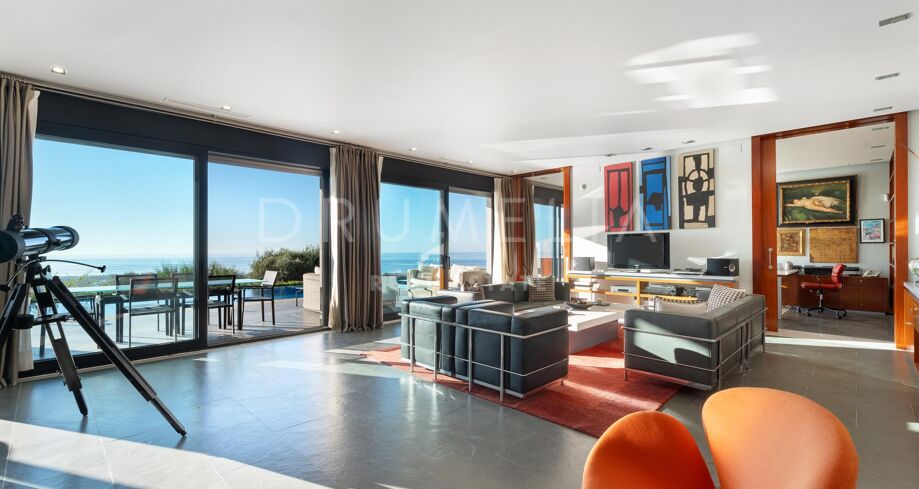 Contemporary Villa with Panoramic Sea and Mountain Views