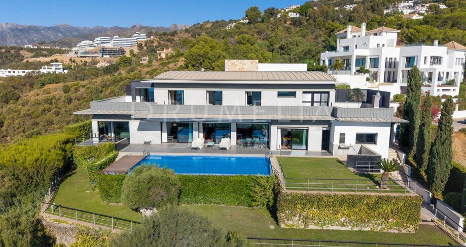 Contemporary Villa with Panoramic Sea and Mountain Views