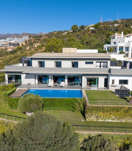 Contemporary Villa with Panoramic Sea and Mountain Views