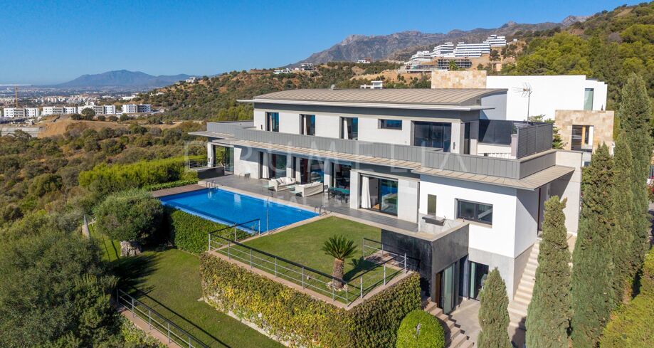 Contemporary Villa with Panoramic Sea and Mountain Views