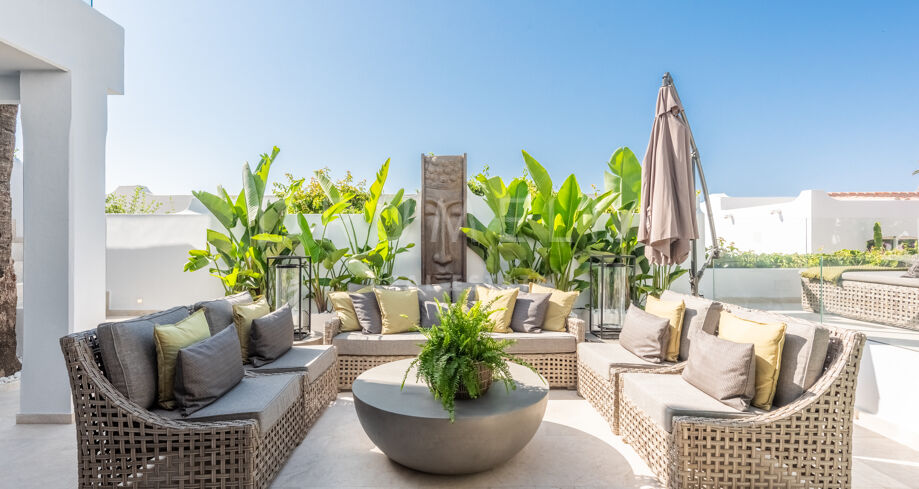 Luxury Beachfront Townhouse in Oasis Club, Marbella