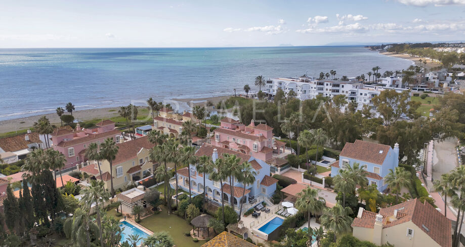 Elegant Semi-Detached Villa Steps from the Beach in Puerto Banús