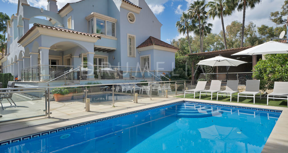 Elegant Semi-Detached Villa Steps from the Beach in Puerto Banús