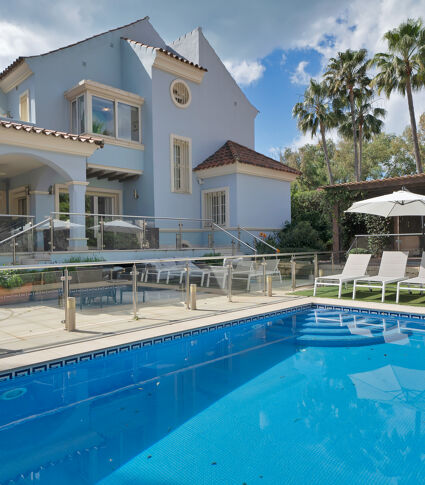 Elegant Semi-Detached Villa Steps from the Beach in Puerto Banús