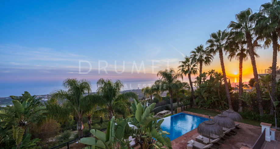 Elegant Villa med Utsikt över Havet i Los Monteros