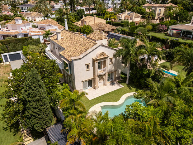 Unieke villa met zwembad en tuin in Los Monteros, Marbella Oost