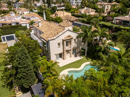 Уникальная вилла с бассейном и садом в Лос Монтерос, Марбелья Восток