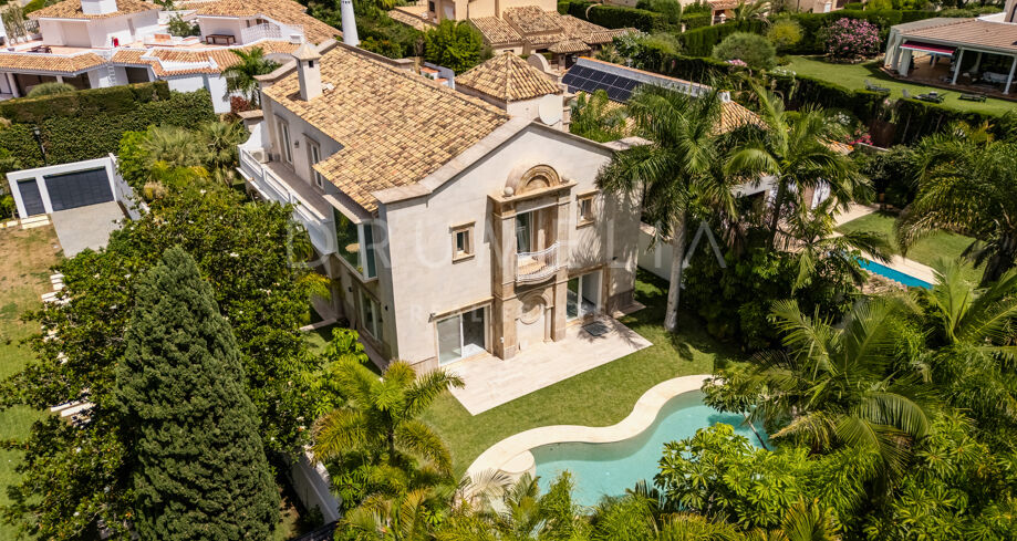 Unik villa med pool och trädgård i Los Monteros, Marbella Öst