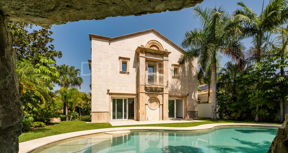 Unik villa med pool och trädgård i Los Monteros, Marbella Öst