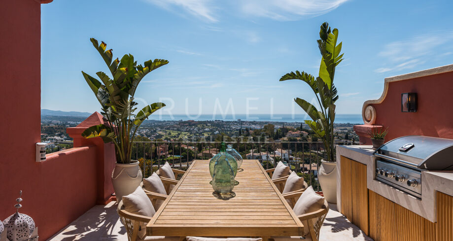 Luxe Gerenoveerd Duplexappartement met Panoramisch Uitzicht in Benahavís