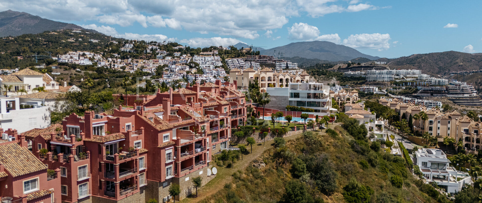 Luxe Gerenoveerd Duplexappartement met Panoramisch Uitzicht in Benahavís