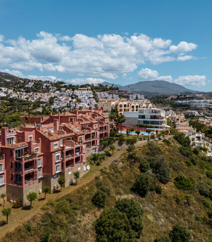 Duplex de Luxe Rénové avec Vue Panoramique à Benahavís