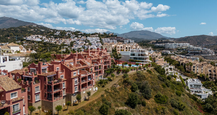 Luxe Gerenoveerd Duplexappartement met Panoramisch Uitzicht in Benahavís