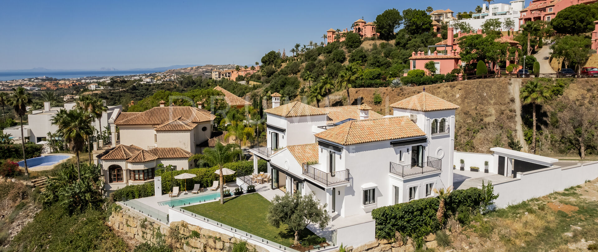 Espectacular villa totalmente reformada con vistas al mar y en Monte Halcones, Benahavis