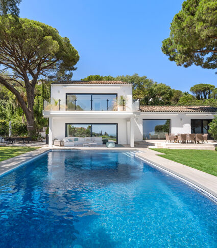 Private Retreat with Sea and Mountain Views in El Madroñal, Benahavis