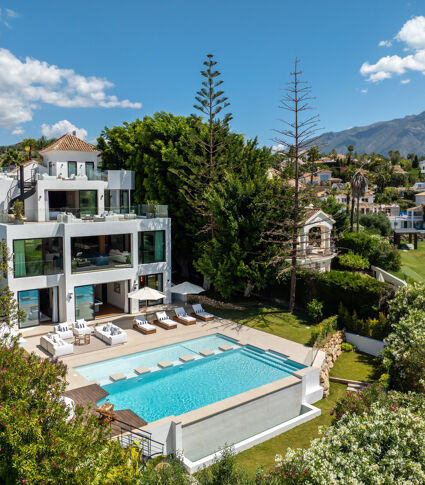 Elegancia moderna con vistas al golf en Los Naranjos, Nueva Andalucía