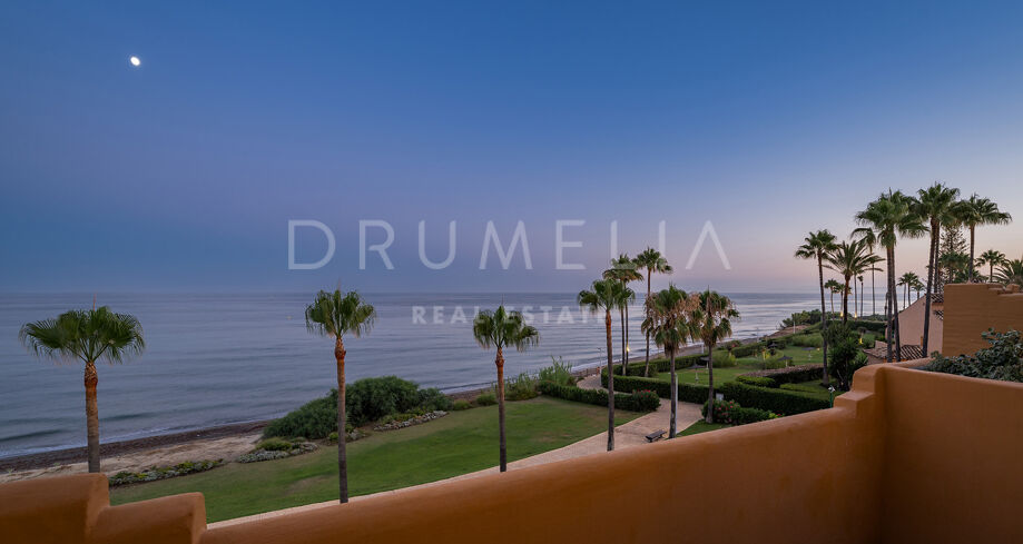 Elegancia junto al mar con vistas panorámicas en Los Granados del Mar, Estepona