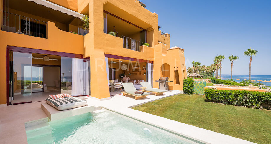 Vida costera refinada con piscina privada en Los Granados del Mar, Estepona